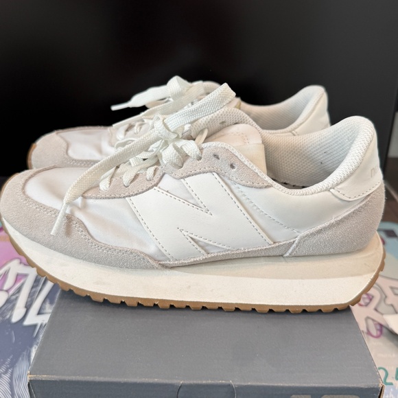 New Balance Femmes With Small Platform - size 6.5 - Picture 6 of 10